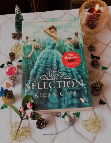 Couverture du premier tome de la série La sélection de Kiera Cass intitulé La sélection